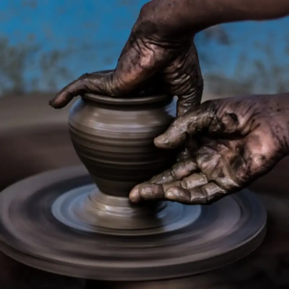 双手正在拉坯制作陶器